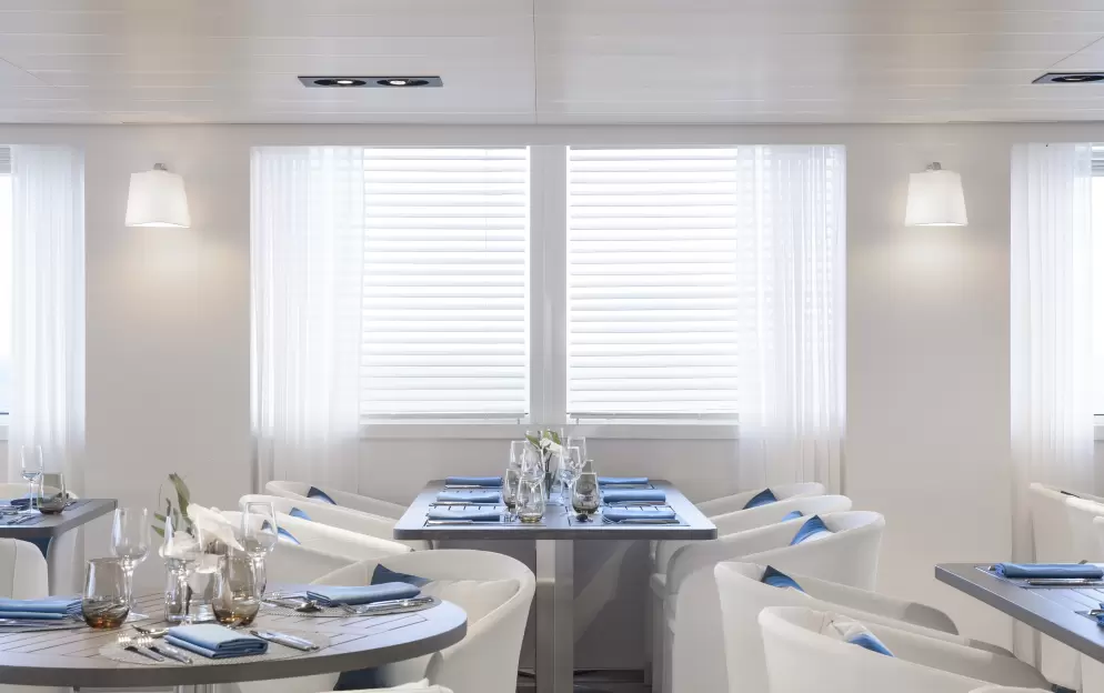 Ponant, Le Lyrial Grill Restaurant 03 ©PONANTFrançois Lefebvre.jpg